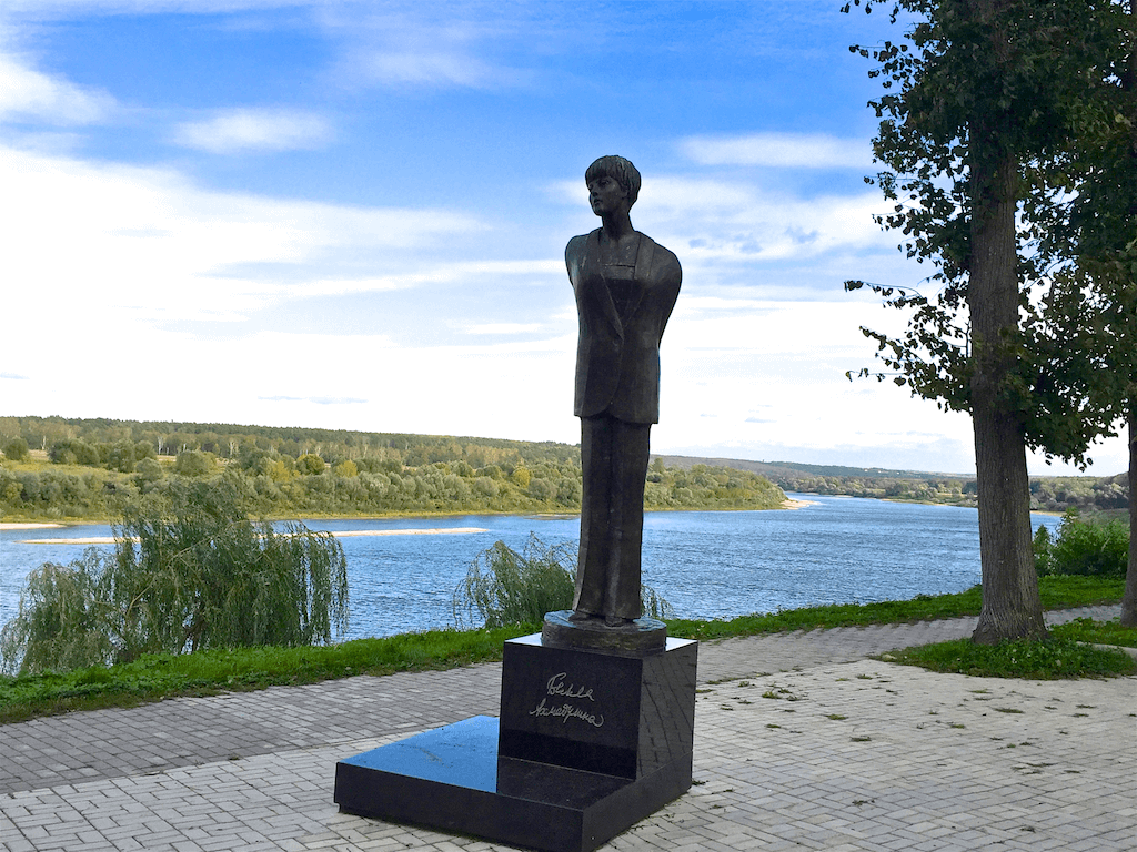 В городе Тарусе, Белла Ахмадулина